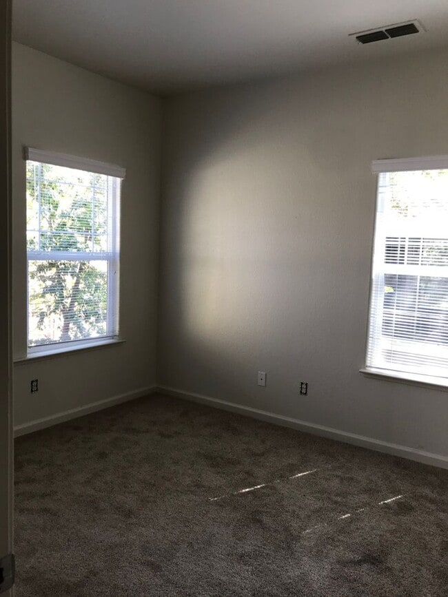 Building Photo - 3 Bedroom Home Close to Gym and Shopping-$1,000 OFF First Month's Rent