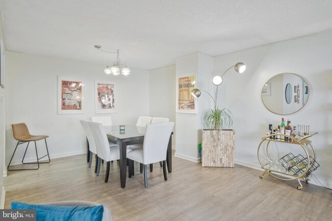 Building Photo - 3800 Fairfax Dr