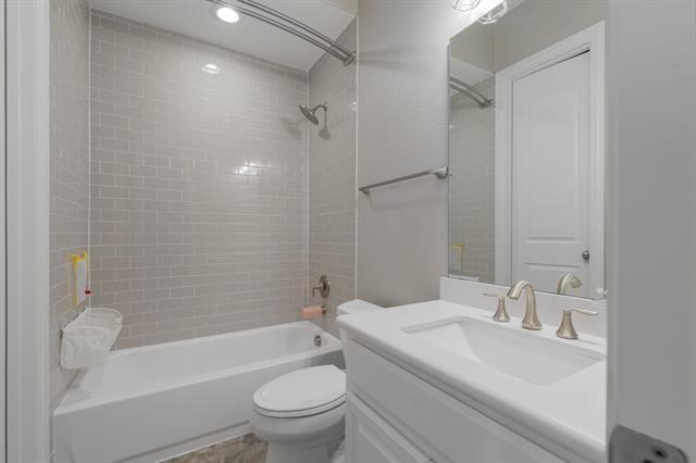 Building Photo - 640 Creekway Dr