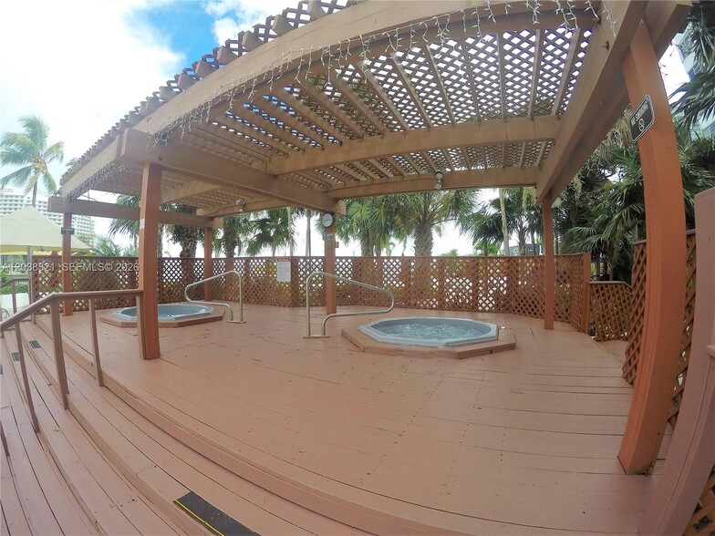 Building Photo - 801 Brickell Bay Dr