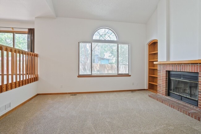 Building Photo - Beautifully Updated 3BR/2.5BA Home in Longmont – $300 Off First Month's Rent