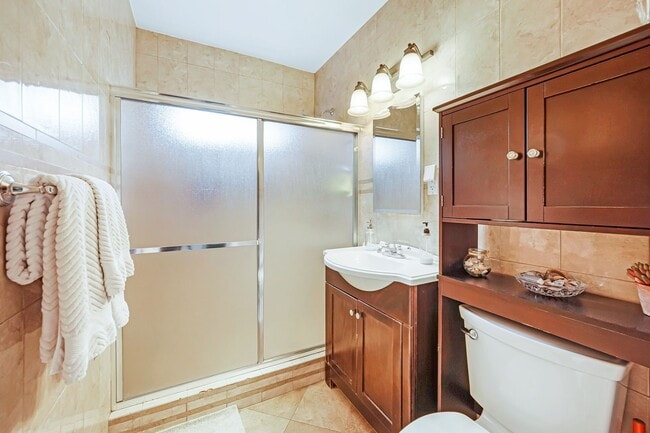 Building Photo - A beautiful  home in North Hollywood is no...