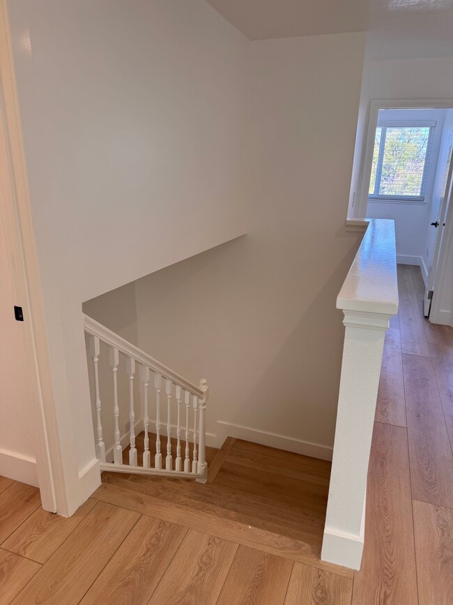 Building Photo - 23940 Vía Rosa Linda