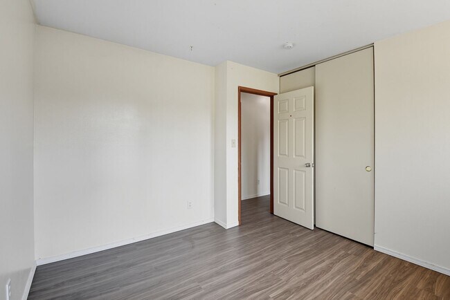Building Photo - 5Bd/2Ba Bellevue Home