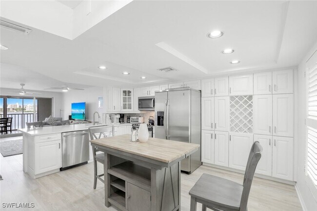 Building Photo - 9101 Vanderbilt Dr