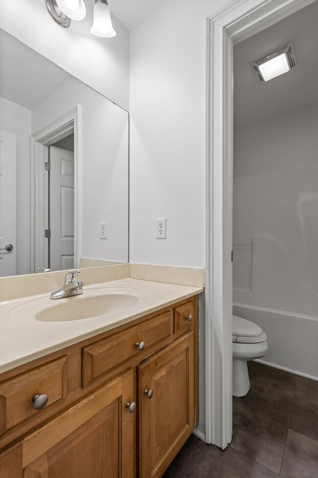 Building Photo - 3-bedroom 2-bathroom townhome now availabl...