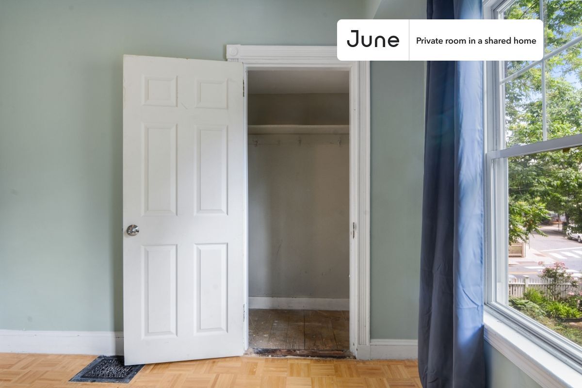 Building Photo - Room in Shared 7 bed/2.5 bath home