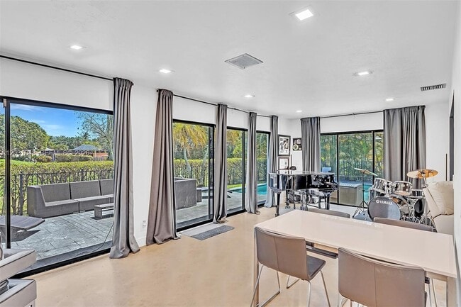 Building Photo - 5602 S Travelers Palm Ln