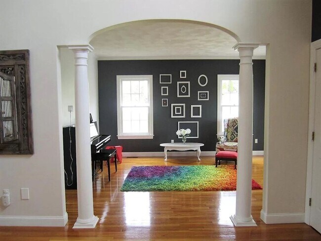 Building Photo - Spectacular 4 bedroom, 4,500 sq ft Single ...