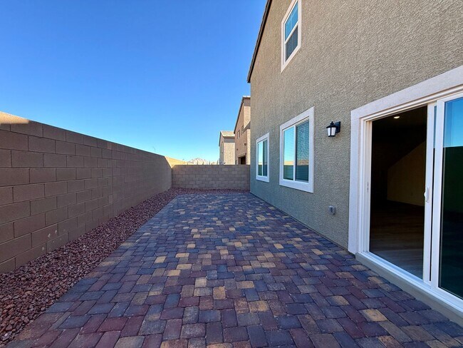 Building Photo - 4 BED 3.5 BATH 2 CAR GARAGE HOME w/ LOFT, ...