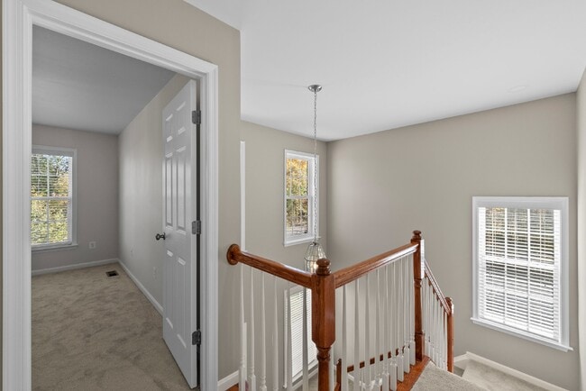 Building Photo - Embrace Elegant Living in Gainesville!