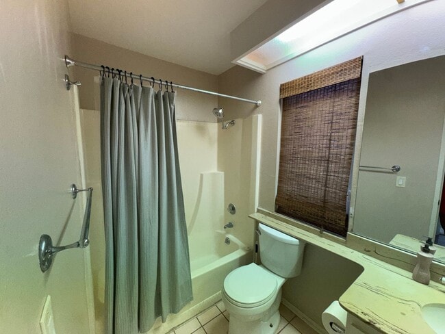 Building Photo - 2 Bedroom 1 Story Town Home