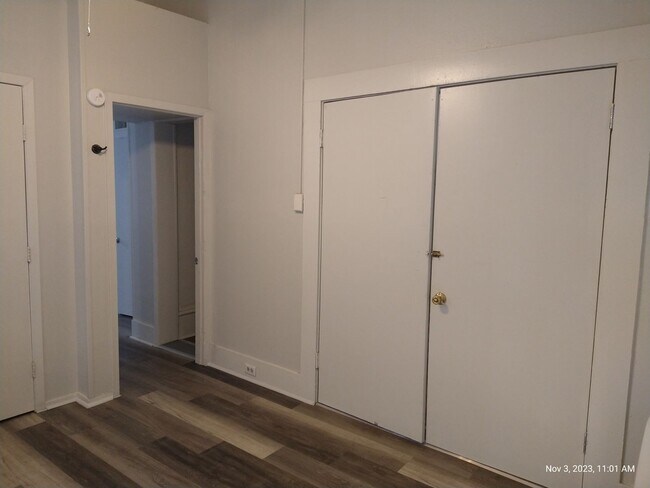 Building Photo - 822 E Carson St