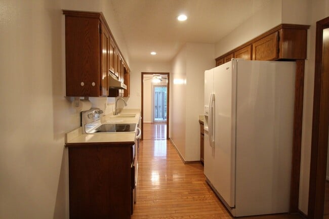 Building Photo - Beautiful 2+ Bedroom 4 Bath Townhome In Ov...