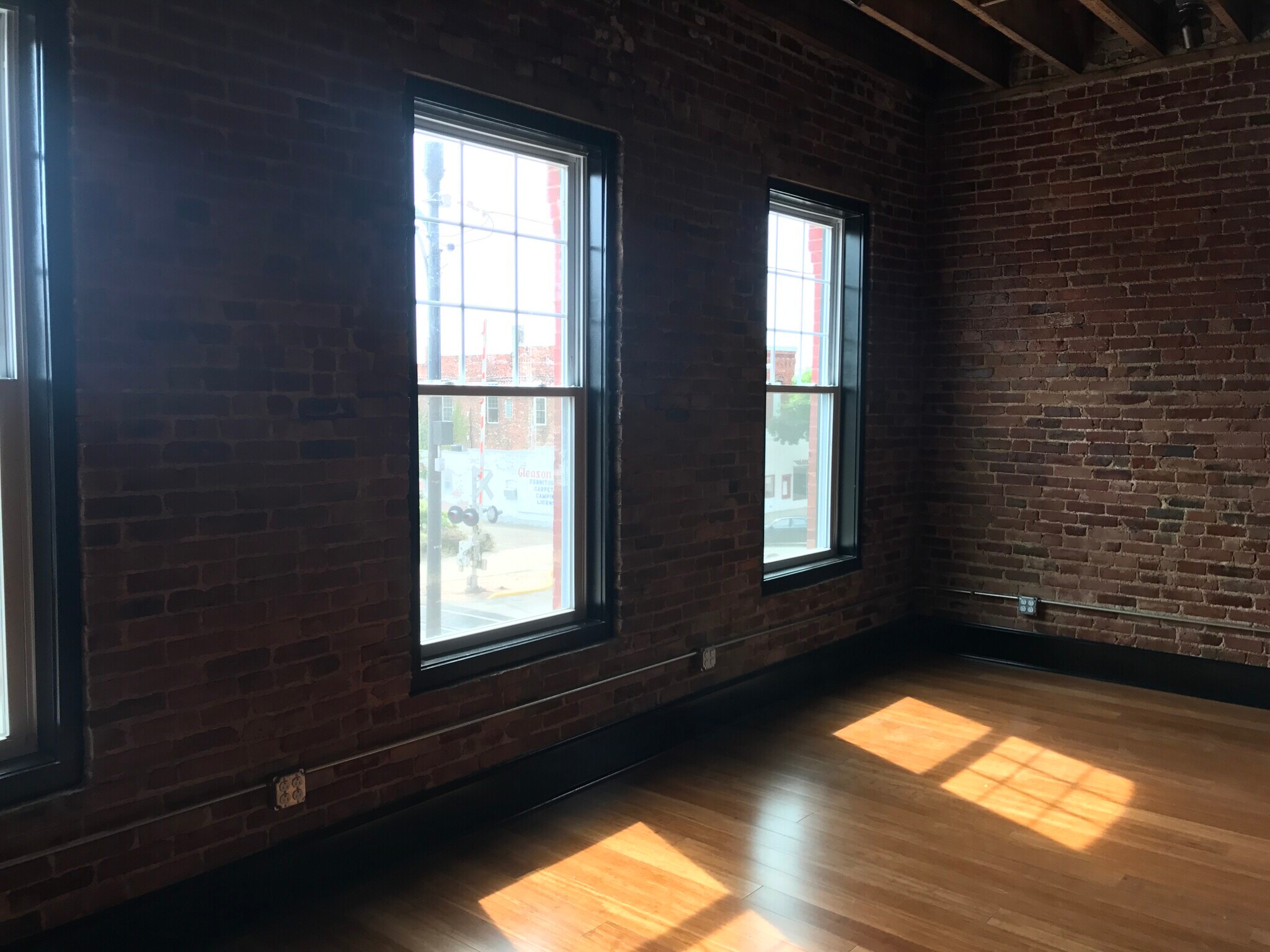 Building Photo - 426 Main St