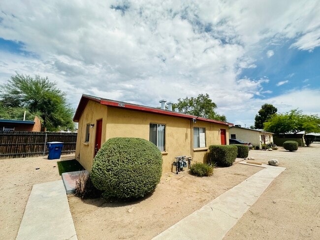 Building Photo - $200 Move In Special! Spacious Studio Avai...