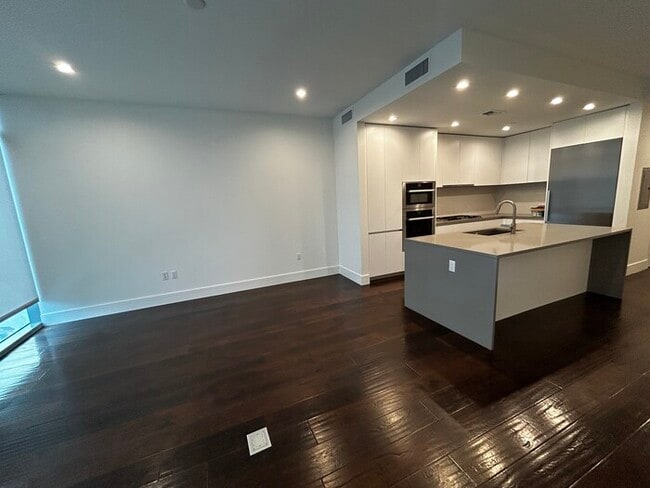 Building Photo - Charming 1BR 1BA Apartment w/ Pool & Gym in Downtown Austin
