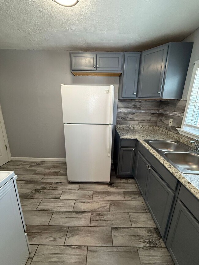 Building Photo - Beautiful 2 Bedroom 1 Bathroom in Kansas City!