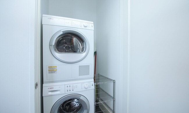 Building Photo - Exquisite Luxury high-rise 2 bedroom, 2bat...