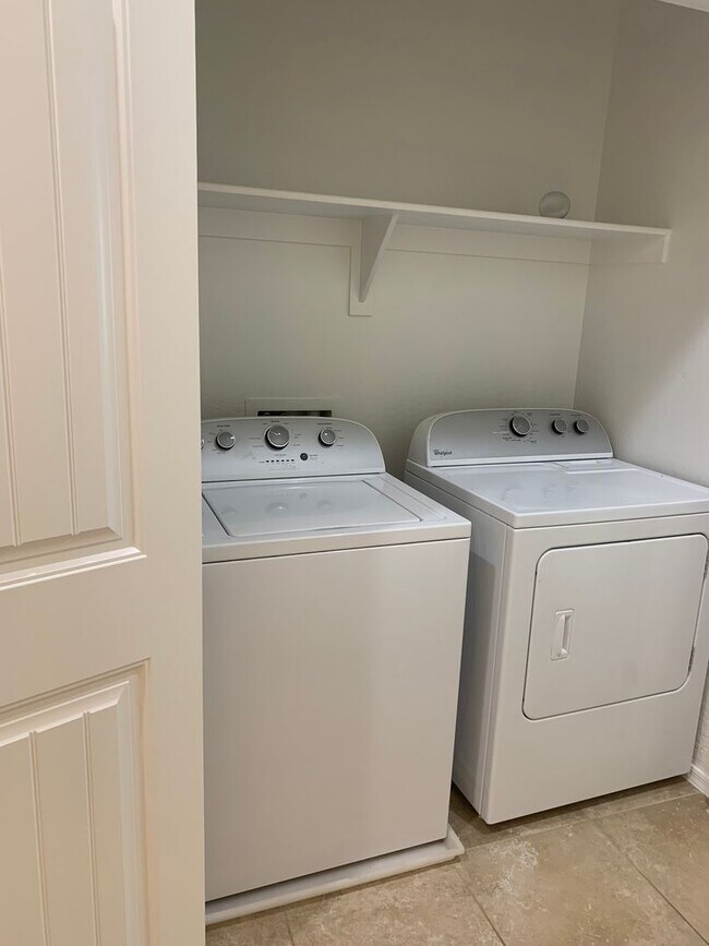 Building Photo - Beautiful 3 bedroom 2 bath condo in Power ...