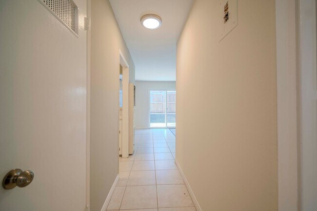 Building Photo - 679 Center St