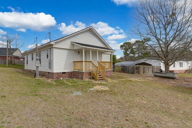 Building Photo - This beautifully renovated 3-bedroom, 2-ba...