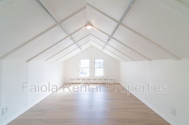 Building Photo - 426 W Peach St