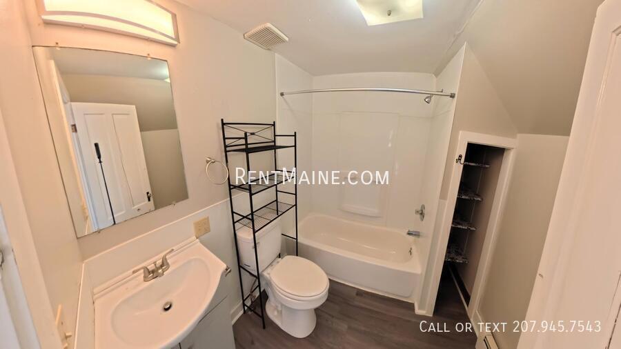 Building Photo - 402 Fourth St. Apt.