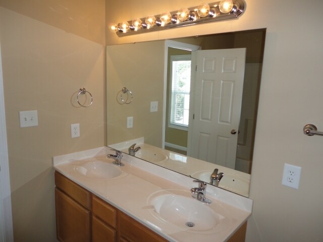 Building Photo - 1120 Rutledge Landing Dr