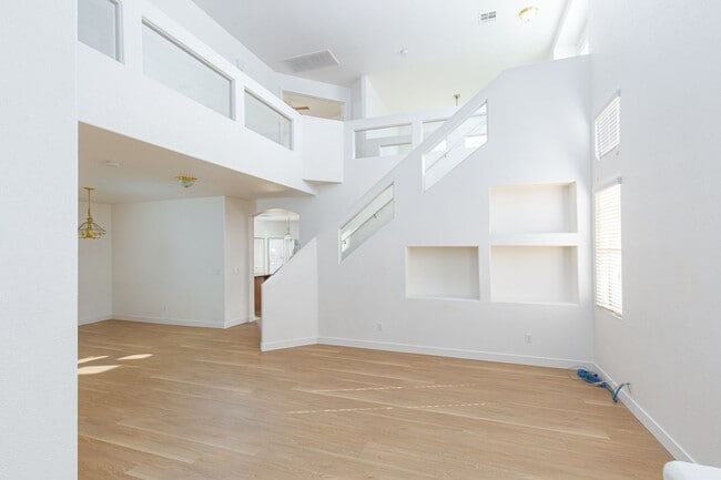 Building Photo - Great 5 Bedroom Home in Summerlin