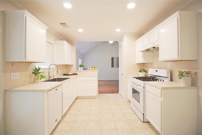 Building Photo - 6 Thicket Grove Pl