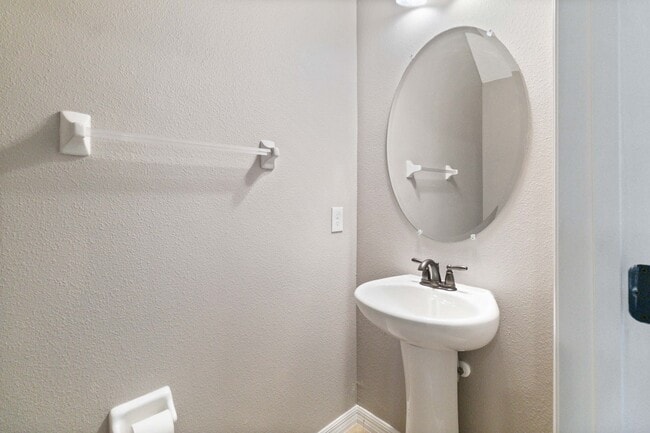 Building Photo - MOVE IN SPECIAL-Beautiful Two Story 3/2.5 Town Home w/ Loft & Screened Porch in St. Cloud