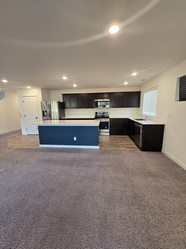 Building Photo - 903 Vine Maple Dr SE
