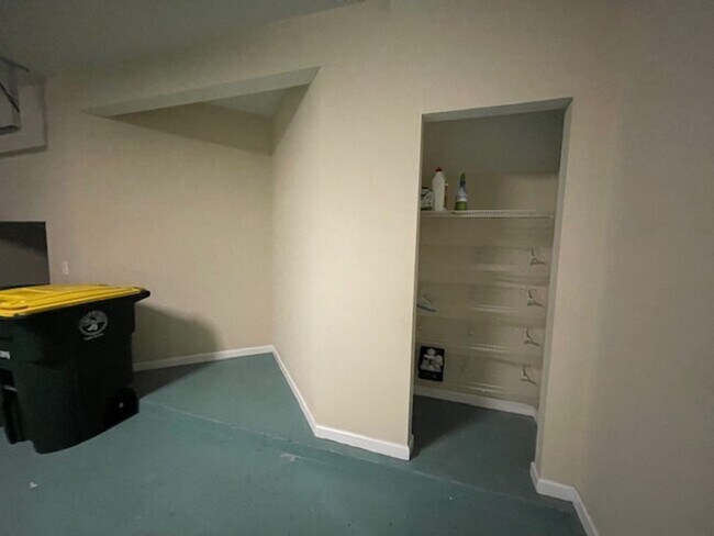 Building Photo - Midtowne