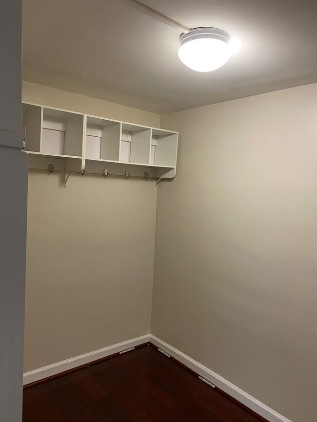 Building Photo - 1 Bedroom Condo With Den