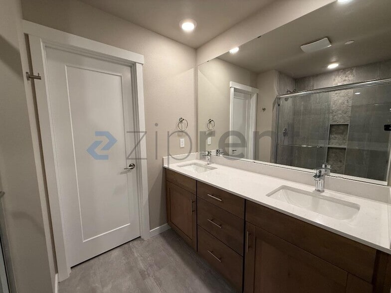 Building Photo - Unit F6