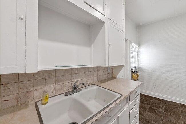 Building Photo - Charming Downtown 1-Bedroom in Historic Victorian Building