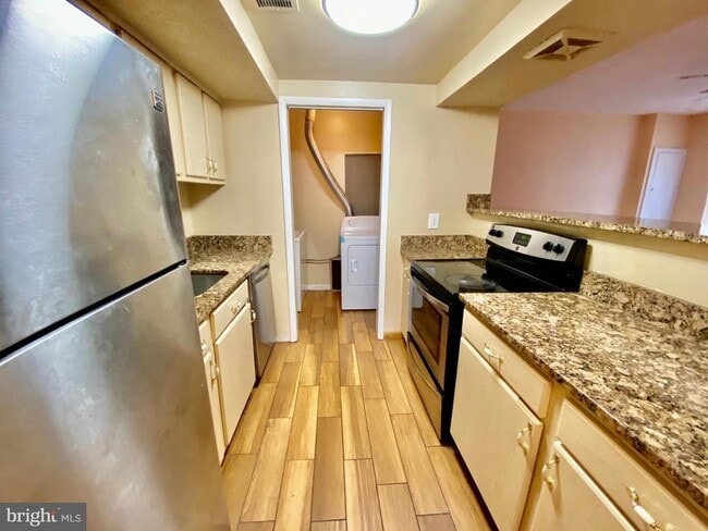 Building Photo - 8864 Walutes Cir