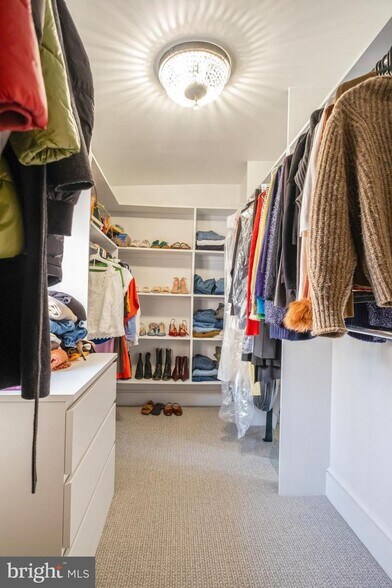 Building Photo - 908 S Front St