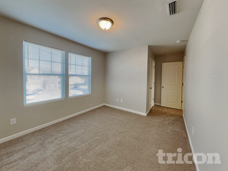 Building Photo - 176 Hidden Lakes Rd