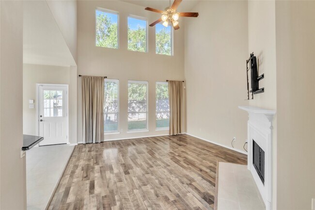 Building Photo - 2803 Lakecrest Way Dr