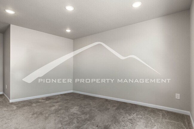 Building Photo - Contemporary Townhome in the Vibrant Interquest Low Maintenance Community with 2 car garage, Wash...