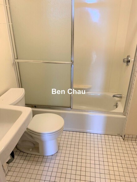 Building Photo - 881 Massachusetts Ave