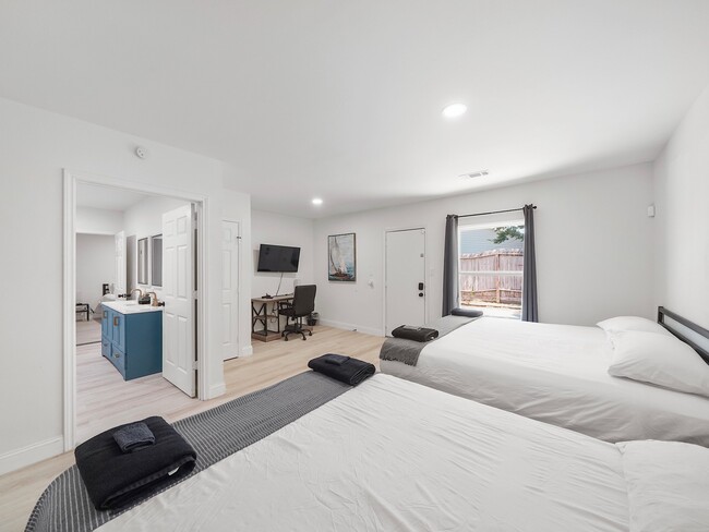 Building Photo - 8007 Beluche Dr