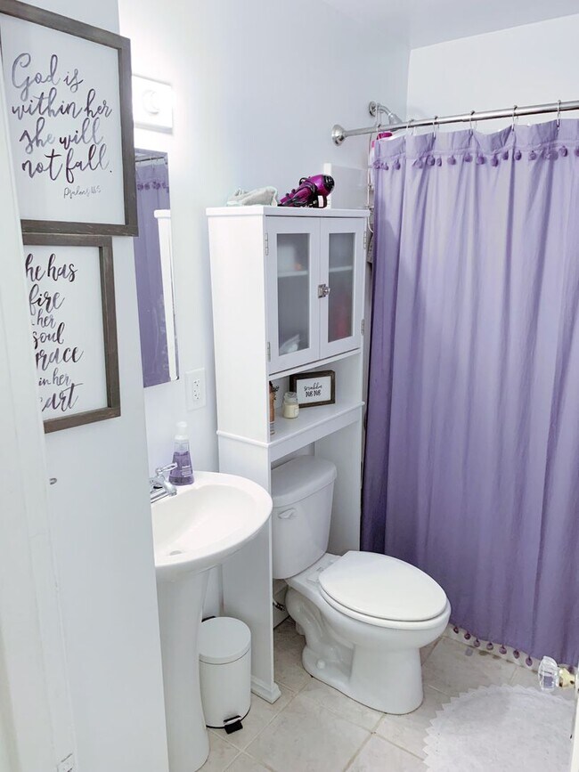Building Photo - 3 Bedrooms 2 Full Baths with fenced in bac...
