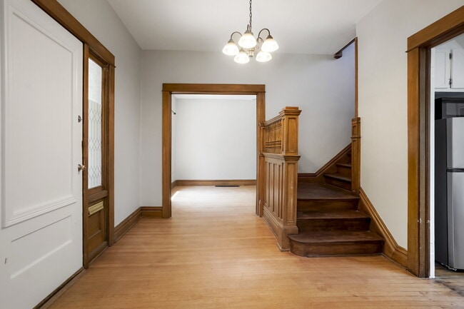 Building Photo - Charming 4 Bed, 2 Bath Town Home in Prime ...