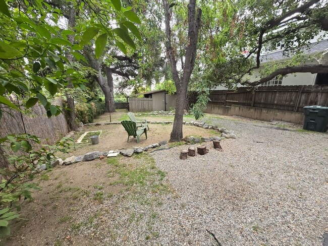 Building Photo - Beautiful 2 Bed 1 Bath Home in Sierra Madre
