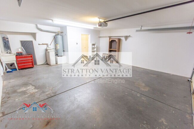 Building Photo - 2805 S Abbey Cir