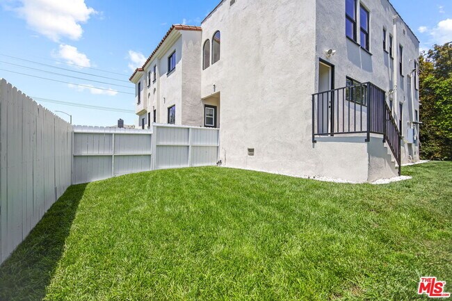 Building Photo - 1148 S Stanley Ave