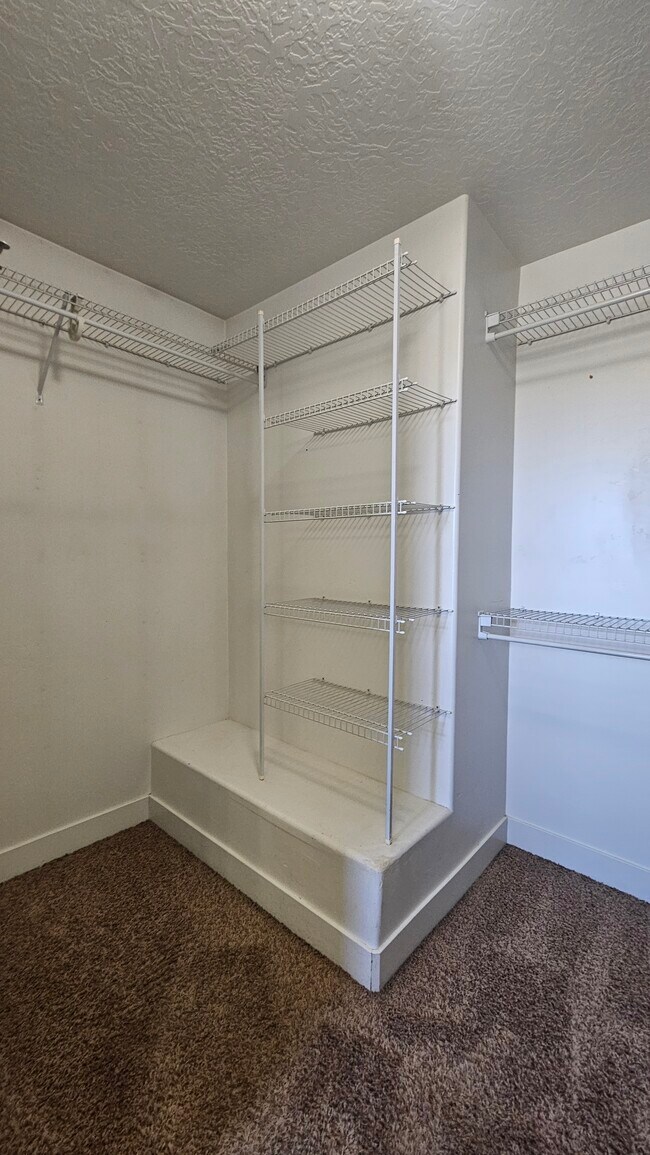 Building Photo - 2718 N Elm Dr